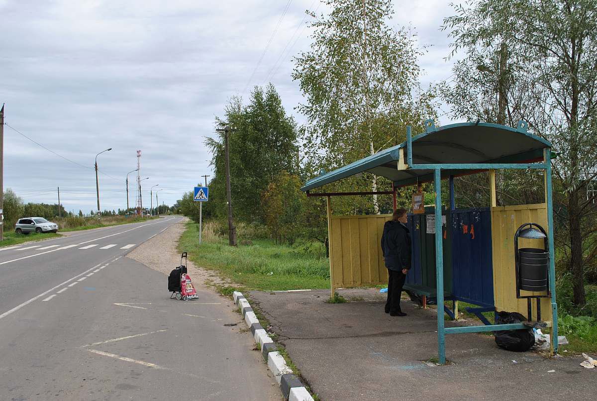 автобусная остановка у дома в д. Субботино