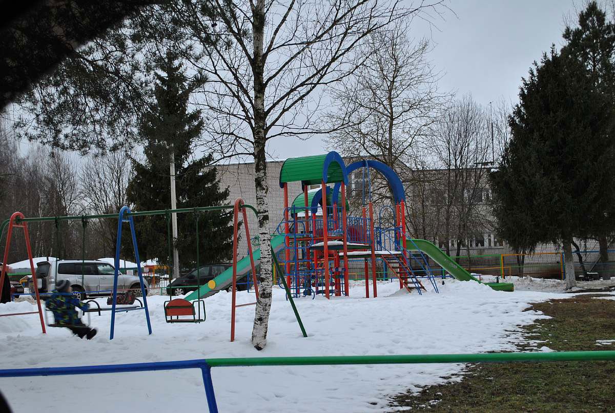 детский сад и детская площадка у дома