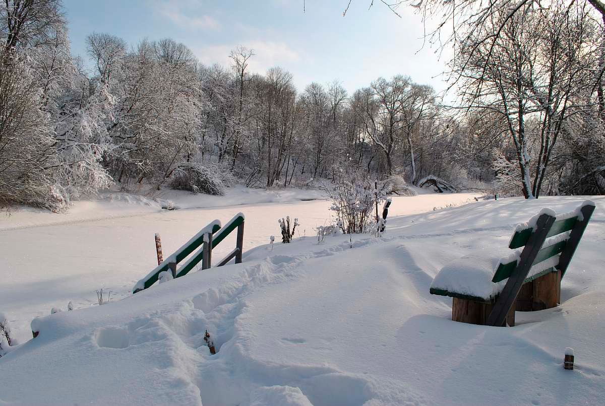 зимний берег реки Нара у дома в д. Мельниково