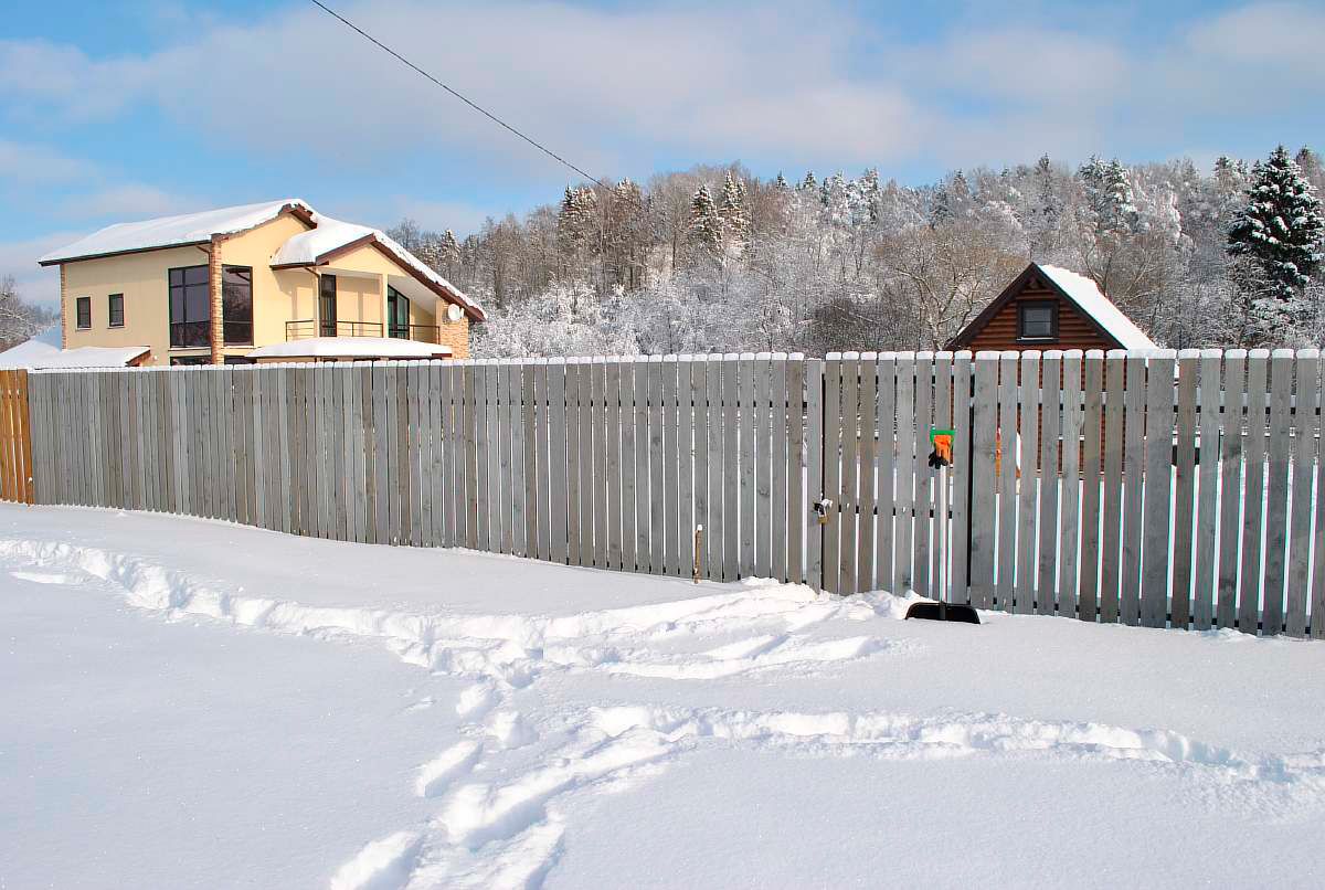 забор и калитка у дома в д. Мельниково