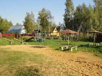 детская площадка в дачном поселке