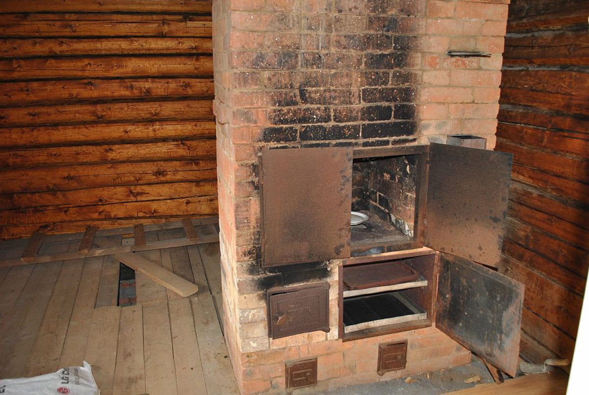 кирпичная печь в бревенчатом доме